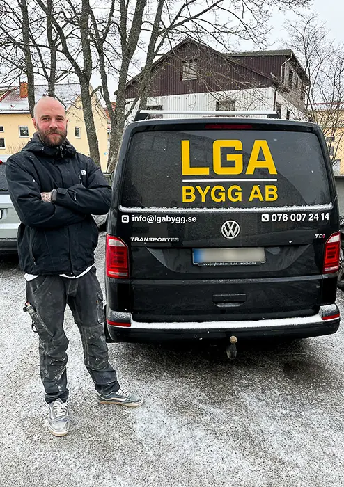Man håller trä planka